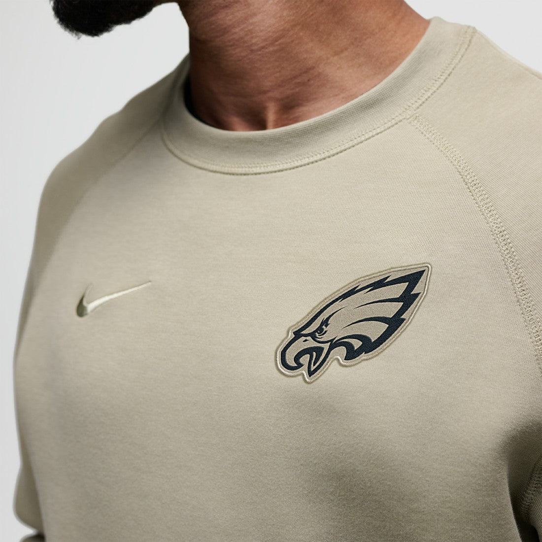 Tech Fleece Raglan Sweatshirt - Philadelphia Eagles