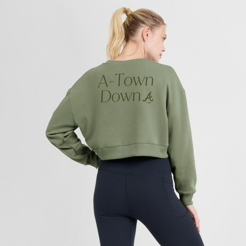 MLB Atlanta Braves Fanatics Women's Studio Cropped Pullover Sweatshirt