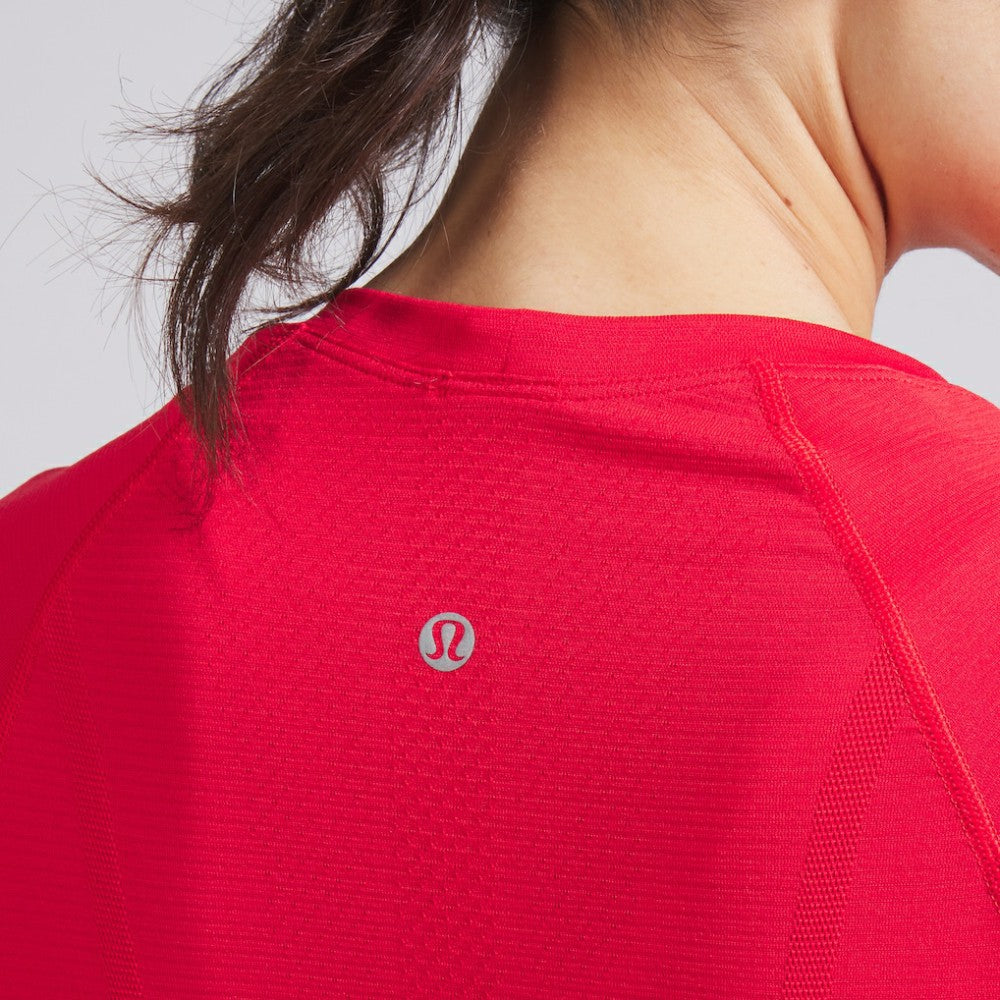 NHL True Red|True Red Chicago Blackhawks lululemon Women's Swiftly Tech Short-Sleeve Shirt 2.0