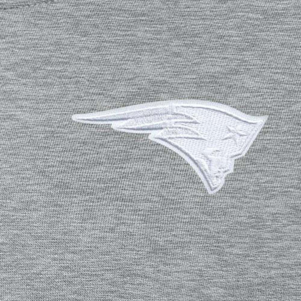 Antigua Women's Victory Crew Pullover Sweatshirt - New England Patriots