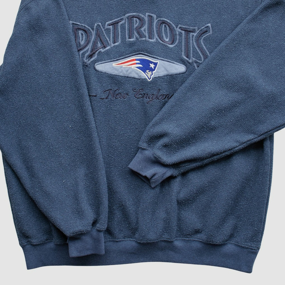 Lee Apparel 90s Pullover Sweatshirt - New England Patriots